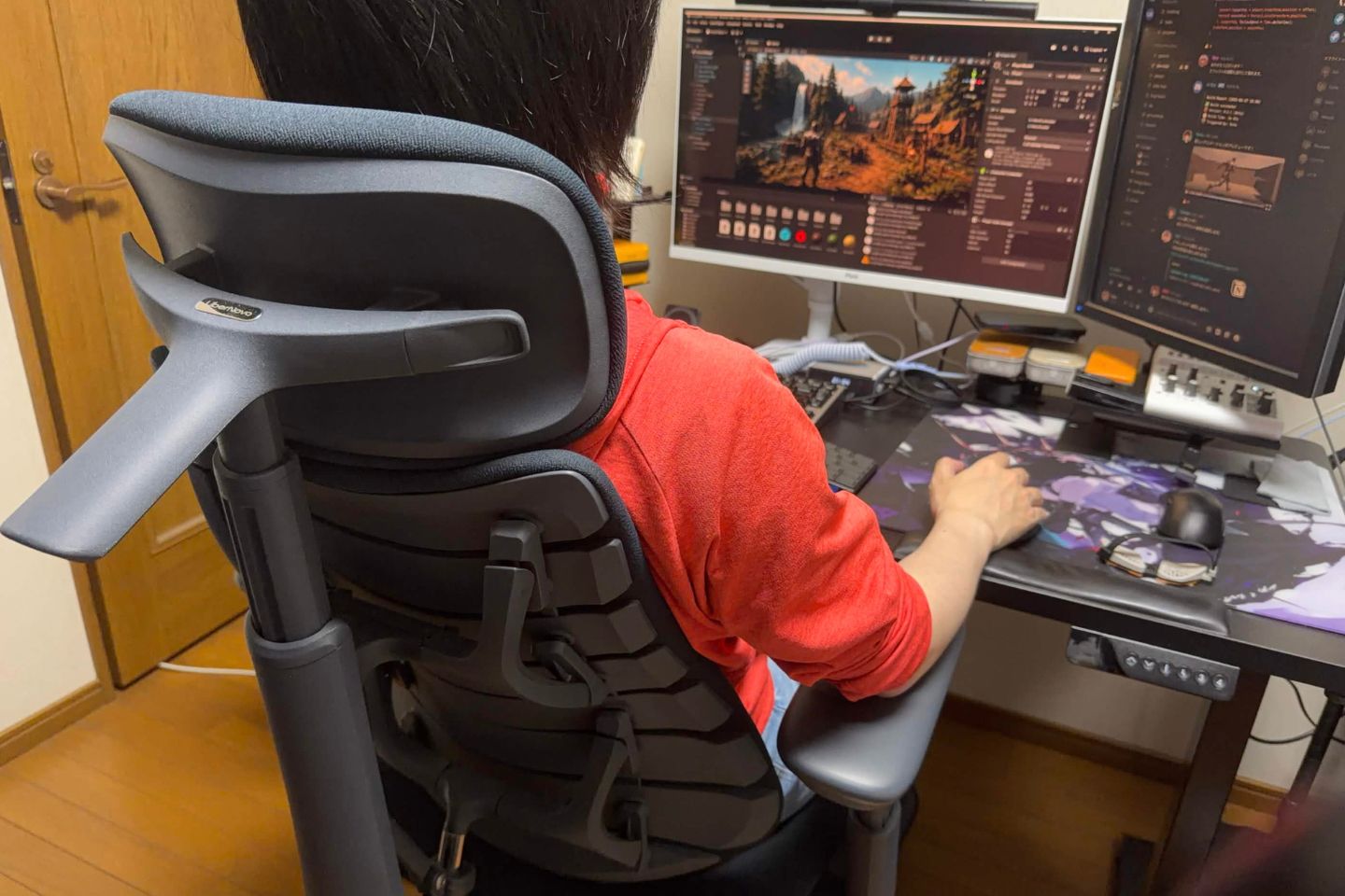 起きている間は、ほぼ椅子の上。ゲームプランナーが2年悩んだ末に選んだLiberNovo Omni
