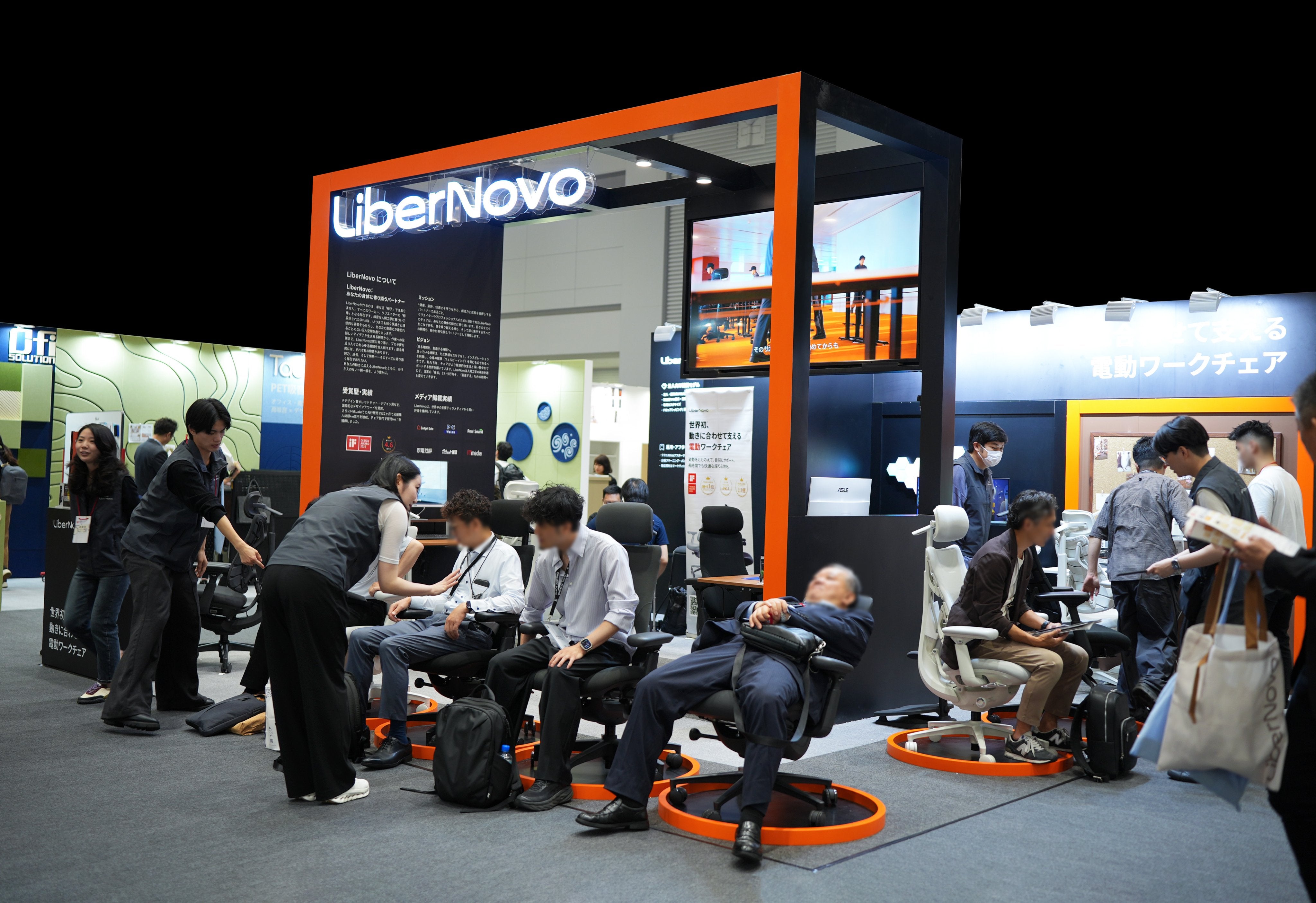 オルガテック東京2026のlibernovo展示ブースにディスプレイされた高機能オフィスチェア