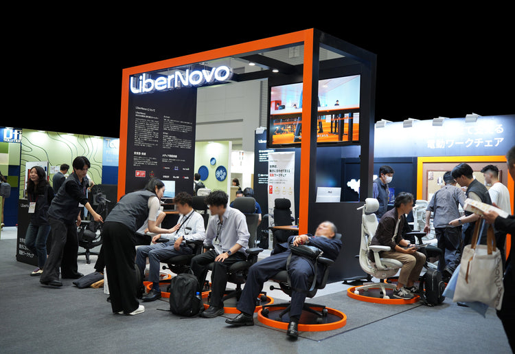 オルガテック東京2026のlibernovo展示ブースにディスプレイされた高機能オフィスチェア